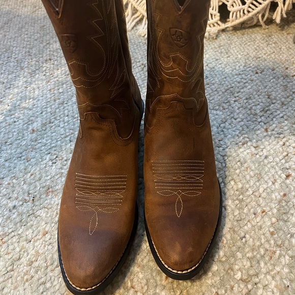 Almost brand new boots. Worn a few times. - Picture 2 of 3